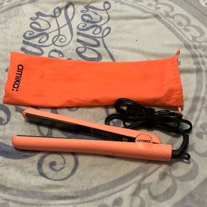 Amika: hair straightener limited edition! MAKE ME AN OFFER :)